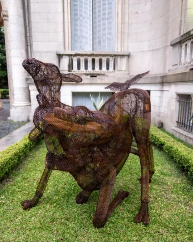 Cuerpos transitorios. 2023. Hierro desplegado y tela metálica. 200x100x180 cm Escultura premiada